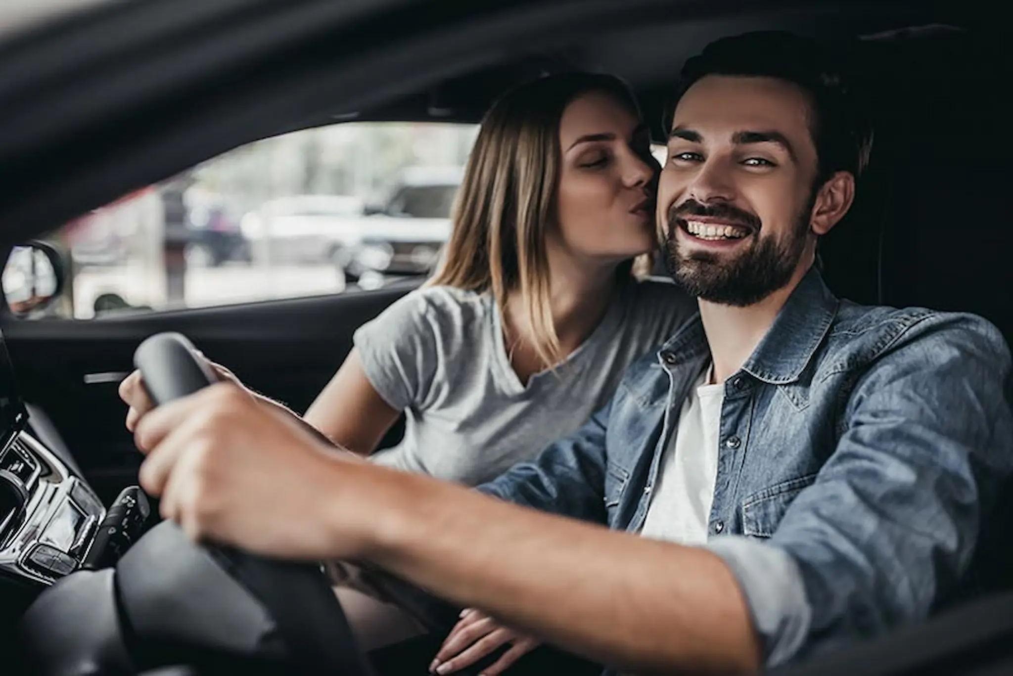 Hände am Steuer eines PKWs – unterwegs mit Roadfun, frei und unabhängig.